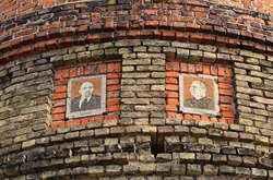 «Декомунізаційний колапс» на Чернігівщині. Влада не може здерти зображення Леніна і Сталіна з водонапірної башти