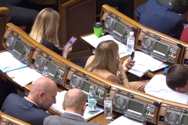 «Рада у смартфонах»: нардепи на засіданні «сидять» у гаджетах