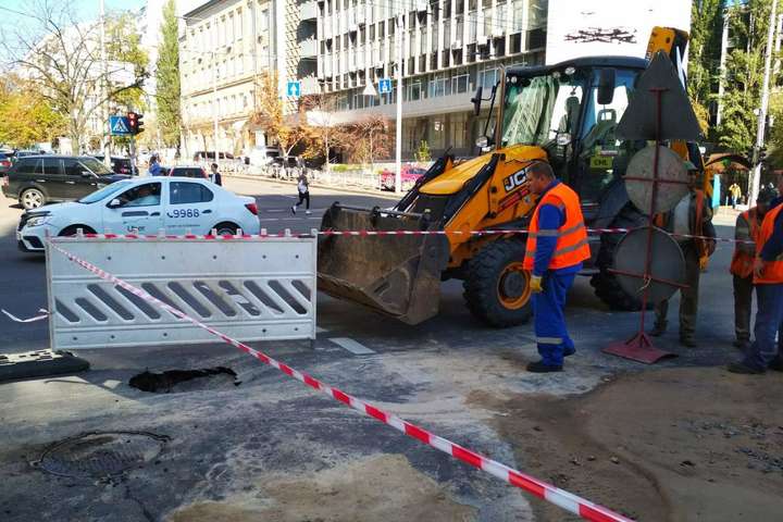 Прорив труби в центрі Києва: посеред дороги утворилося провалля (фото)