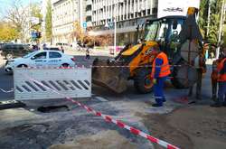 Прорив труби в центрі Києва: посеред дороги утворилося провалля (фото)