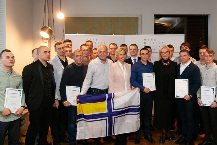 Фонд Пінчука придбав квартири для 24-х українських моряків, звільнених із російського полону
