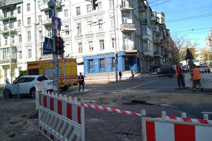 На відео потрапив момент прориву труби з  окропом у центрі Києва