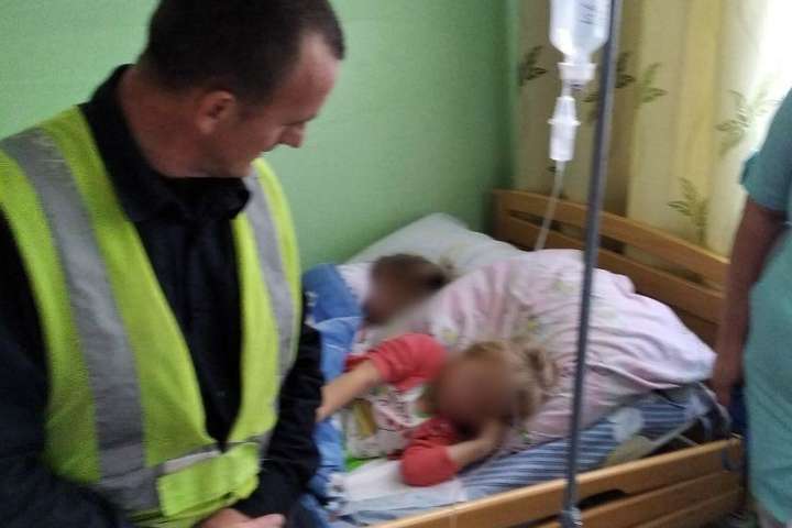 На Херсонщині двох маленьких дівчаток госпіталізували з алкогольним отруєнням
