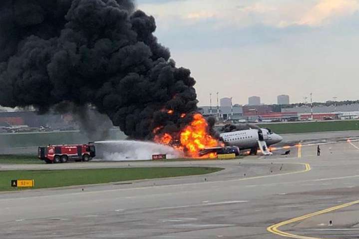 Пілота літака, який згорів в Росії, звинуватили у загибелі 41 людини. Він стверджує, що не винен 