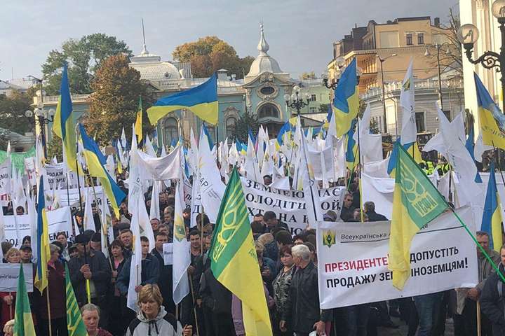 На мітинг під Радою проти продажу землі іноземцям прийшла Тимошенко