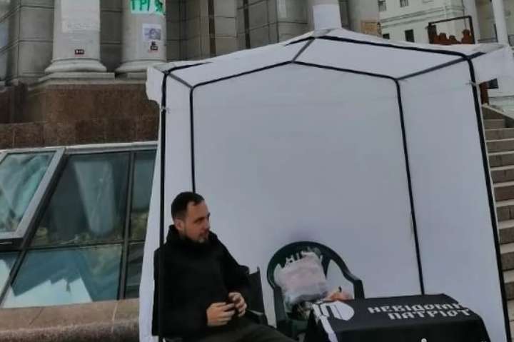 «Ні капітуляції!»: активісти встановили намет на Майдані (фото)