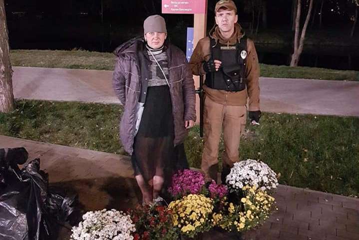 У столичному парку охоронці зловили викрадачку квітів (фото)