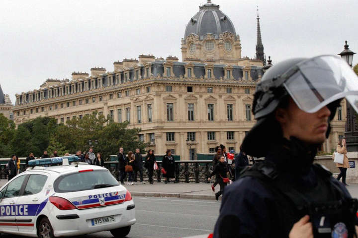 У Парижі на поліцейський відділ скоєно напад: вбито четверо силовиків 