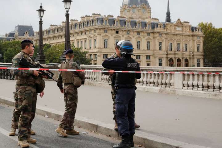 Напад на поліцейський відділ у Парижі розслідують як убивство, а не теракт