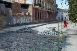 У Воронцовському провулку кладуть сучасну плитку замість обіцяної автентичної бруківки