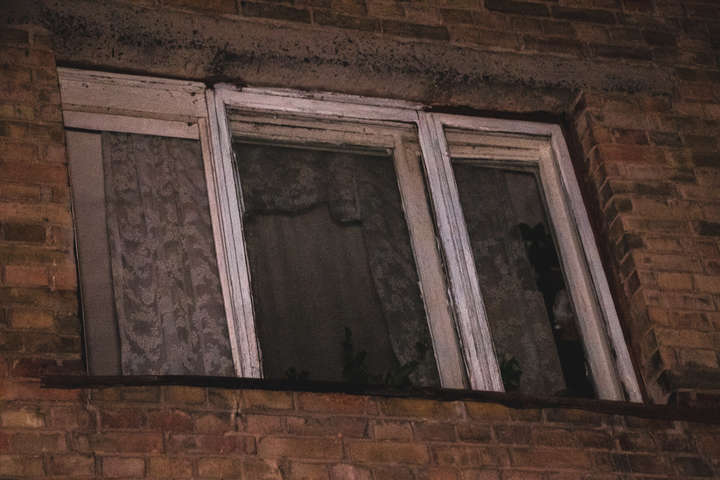 На світанку в Голосієві у квартирі ледь не згоріли чоловік і жінка (фото)