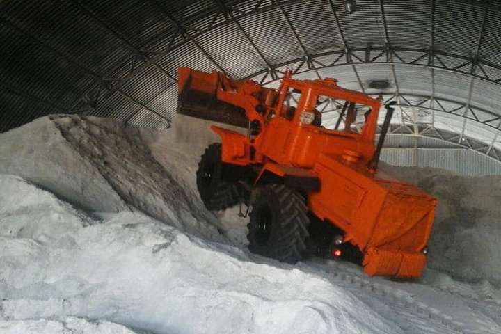 Київські дорожники готуються до зими: запасли солі більш ніж треба (фото)