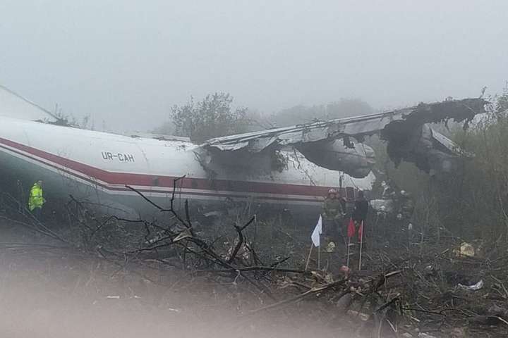 Біля Львова аварійно приземлився літак Ан-12 (фото)