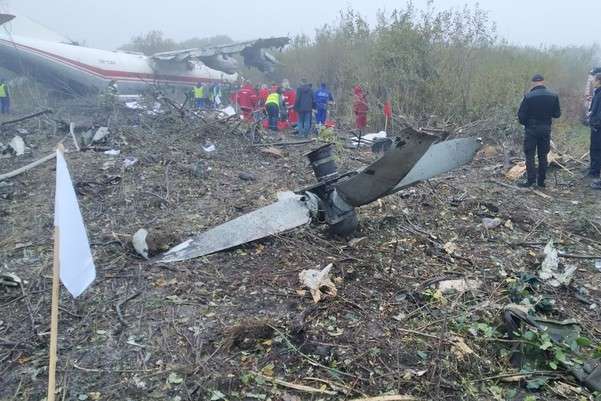 Аварія літака під Львовом: на борту було семеро людей