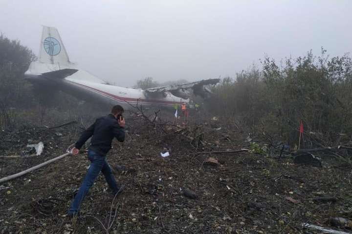 Літак Ан-12 аварійно приземлився через закінчення пального - Мінінфраструктури