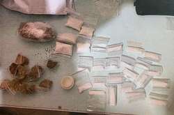 Під час обшуку було виявлено розфасовану порошкоподібну речовину білого кольору 