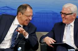 Франк-Вальтер Штайнмаєр (п) з Сергієм Лавровим під час Мюнхенської конференції з безпеки у лютому 2016 року