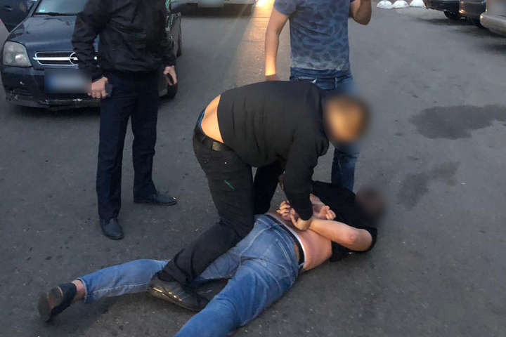 На Київщині затримано поліцейського за вимагання хабара (фото)