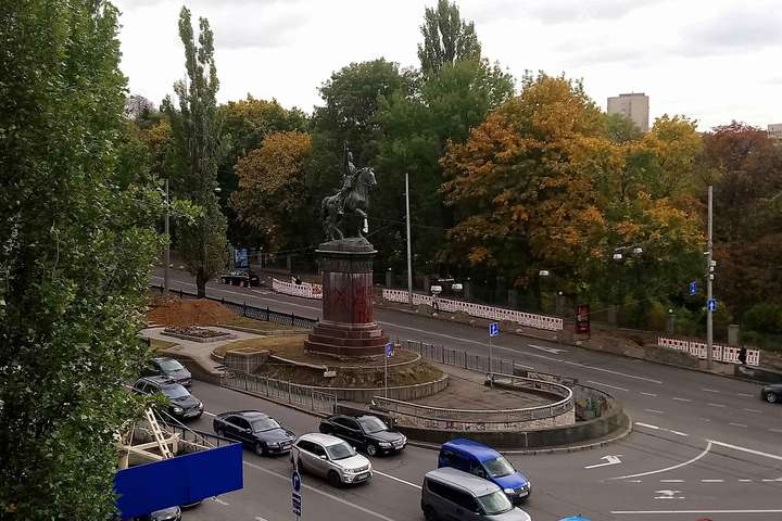 Пам’ятник Щорсу в Києві залишився без «вбрання» (фото)