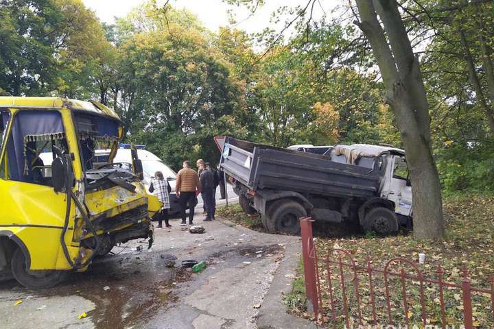 На Львівщині вантажівка зіткнулася з маршруткою: 10 постраждалих