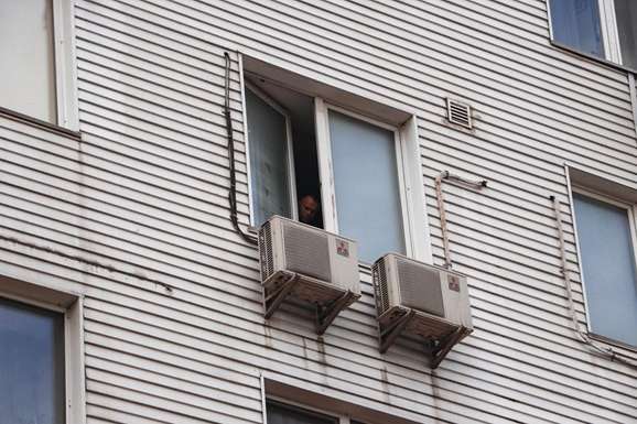 У Києві смертельно хвора жінка викинулася з вікна на очах у сина
