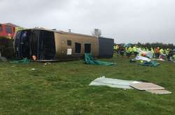 У Британії перекинувся двоповерховий автобус - багато постраждалих