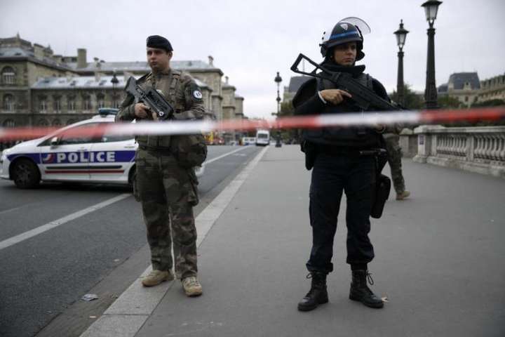 Прокуратура Франції: нападник на поліцейських у Парижі був ісламістом