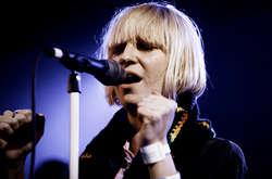 Хвороба, яку діагностували у співачки Sia, зустрічається досить рідко