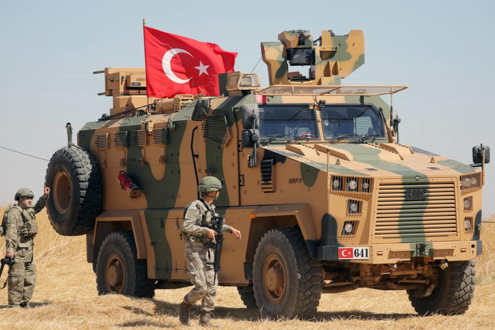 Туреччина стягує війська до сирійського кордону