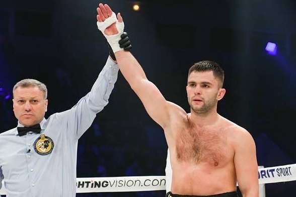 Відео нокауту, після якого суперника українця Митрофанова винесли з рингу на ношах