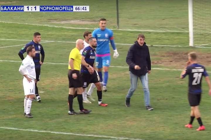 Фанати «Чорноморця» зірвали виїзний матч своєї команди в першій лізі (відео)