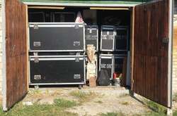 Під час обшуку у затриманих поліція вилучила викрадені екрани, проектори, пультові відеосервери