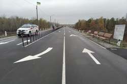 Співробітники ТОВ «Флангер» займаються встановленням стовпчиків на автодорозі від КПВВ до мосту