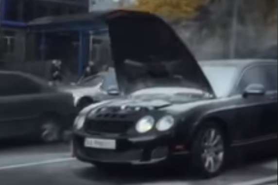 Посеред дороги в Києві горів Bentley (відео)