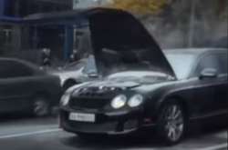  У автомобілі Bentley, що стояв на світлофорі, під капотом сталося задимлення 