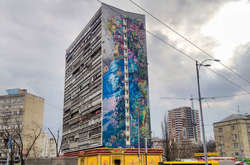 На доме в Киеве исчез масштабный мурал американского художника (фото)