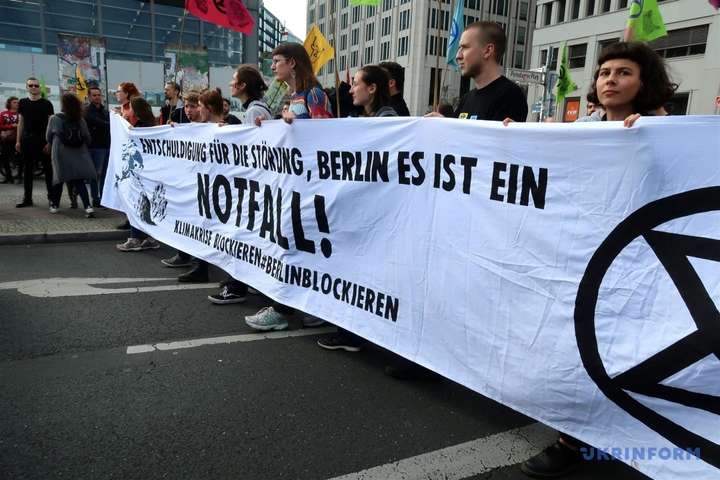 Кліматичні активісти заблокували центр Берліна