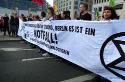 Кліматичні активісти заблокували центр Берліна