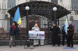 У Києві під російським посольством влаштували «суд над Путіним» (фото)