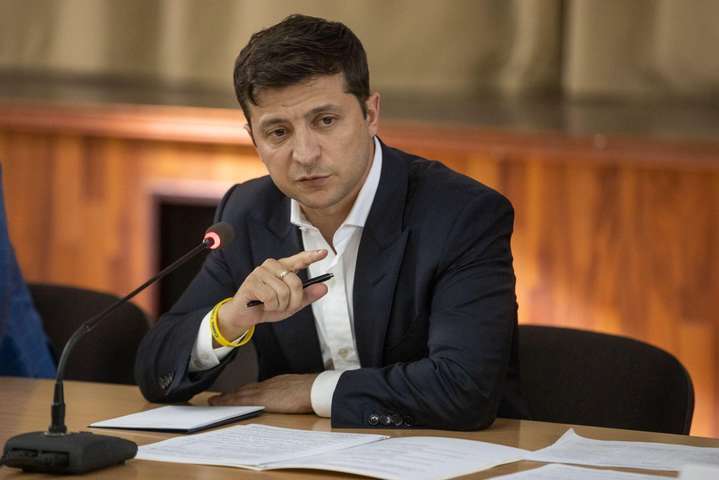 Зеленский приказал срочно отремонтировать на Донбассе две дороги 