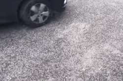 Подекуди дороги в Києві припорошило снігом