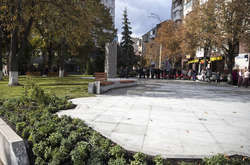 На Печерську відкрився Латвійський сквер із Древом Сонця (фото)