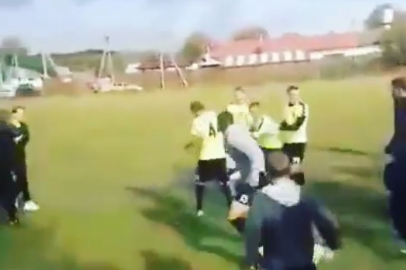 На Рівненщині після матчу футболісти брутально побили вболівальників (відео)