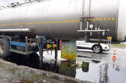  На місці події проводяться роботи з переливу речовини з цистерни до ємностей 