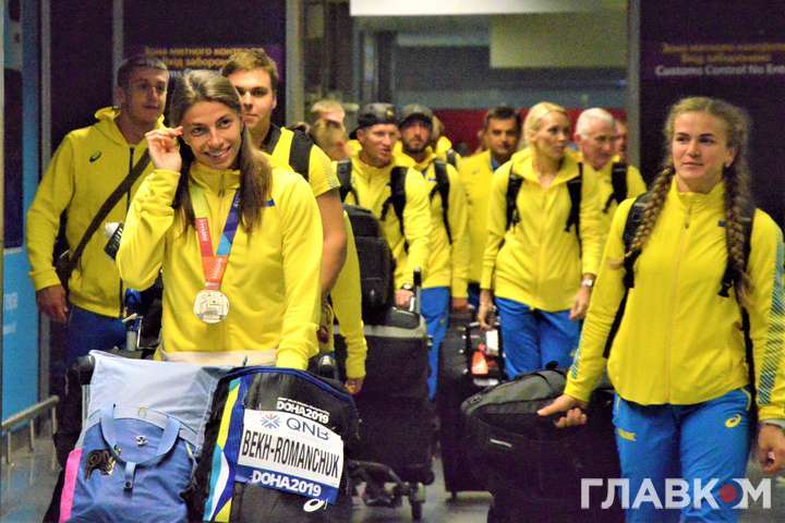 Україна зустріла Бех-Романчук та інших атлетів з квітами і екс-міністром. Фоторепортаж з аеропорту «Бориспіль»