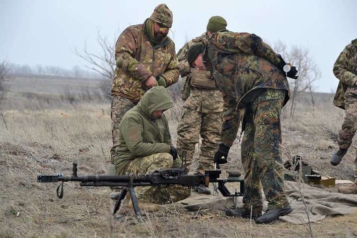 Доба на Донбасі: 27 обстрілів, бойовики гатили із забороненої зброї