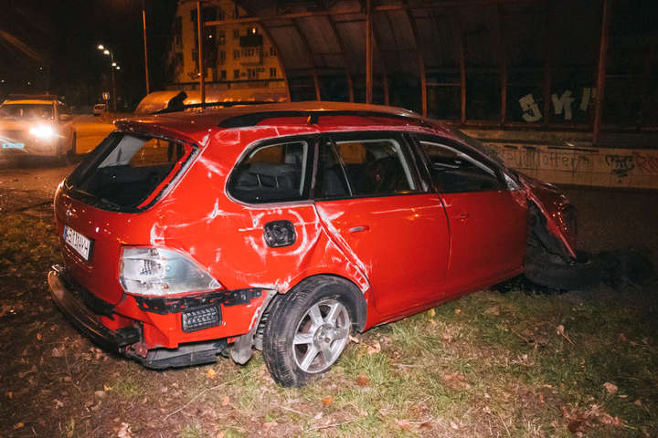 У Києві авто з п’яною компанією вилетіло на газон і перекинулося (фото, відео)