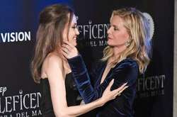 Анджелина Джоли на красной дорожке целовалась с женщиной на глазах у дочерей