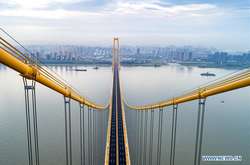 Міст також має тротуари для пішоходів і велосипедні доріжки