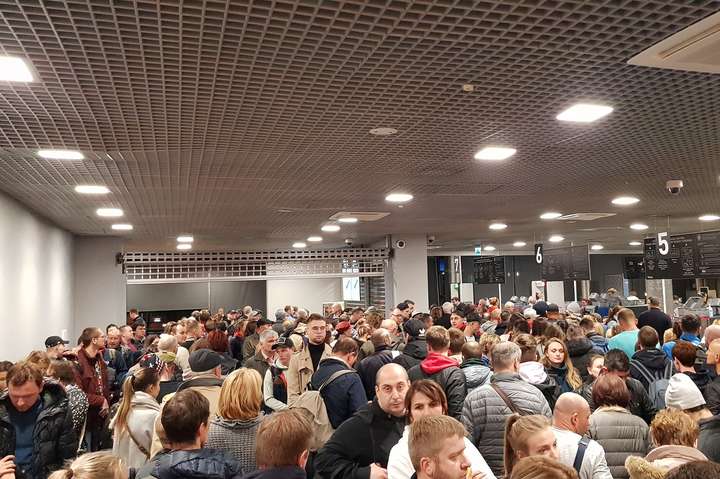 Два десятки пасажирів авіакомпанії Wizz Air не змогли вилетіти з Риги до Києва